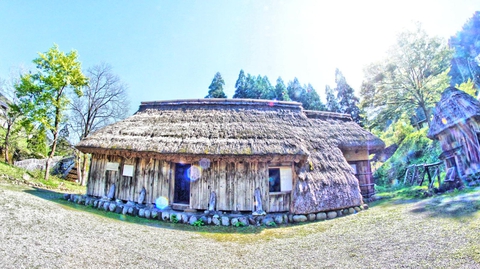 尾田家 地面まで藁が伸びているナバイ小屋