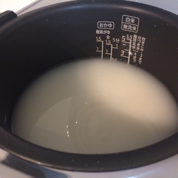 自動洗米後、水は真っ白