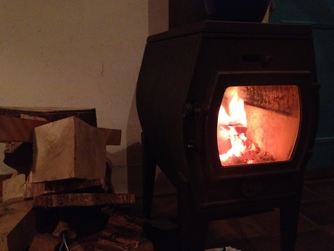 暖かい暖炉 薪は漆器の端材