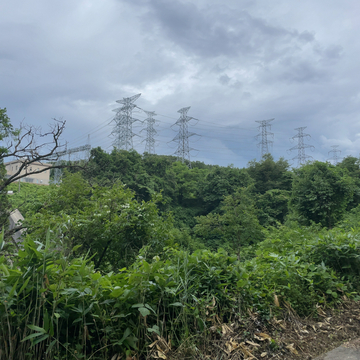 加賀変電所東の高圧鉄塔が見えてくるのでそこに向かう