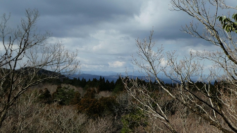 向こうには高野山、鷹落山の能美系の山。奥は富士写ヶ岳