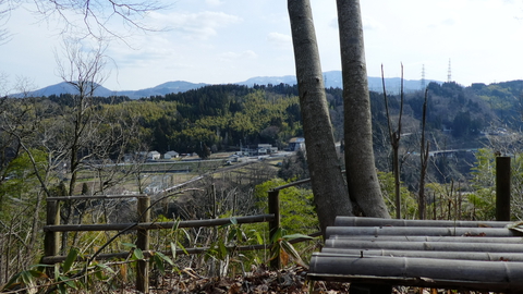 ベンチからキゴ山戸室山医王山を眺める