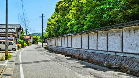 白い漆喰の那谷寺の壁を山の方向へ