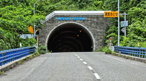 丸岡山中温泉トンネル(1056m平成16年4月)