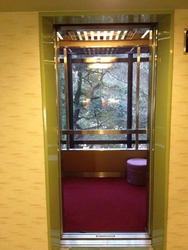 シースルーエレベーターで鶴仙渓を眺めながら浴室階へ