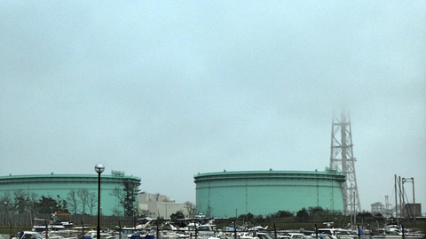 福井火力と燃料タンク。曇りの日は煙突が見えないほど巨大