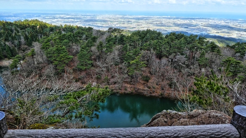 倉ヶ嶽のぞき。池の向こうは小松白山金沢の大パノラマ