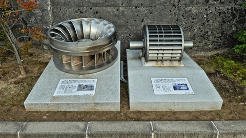 水車ランナの展示。左は新辰巳・右は新上寺津発電所のもの